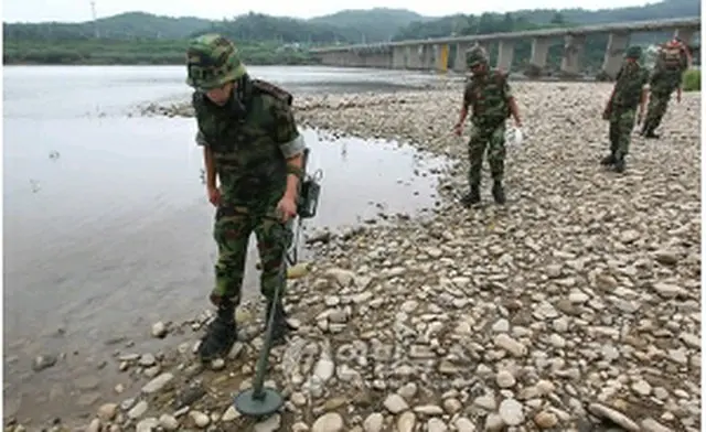 地雷を捜索する陸軍兵＝2日、漣川（聯合ニュース）