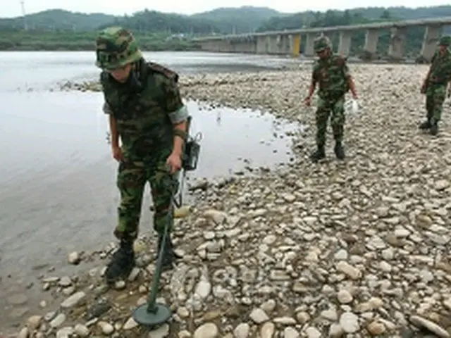 地雷を捜索する陸軍兵＝2日、漣川（聯合ニュース）