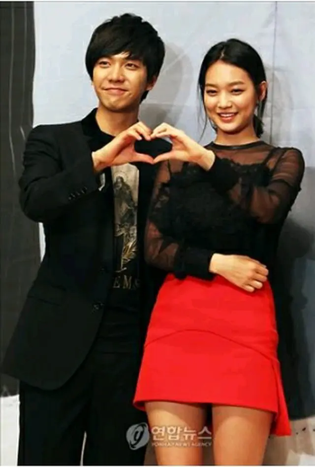 イ・スンギ（左）とシン・ミナ＝（聯合ニュース）