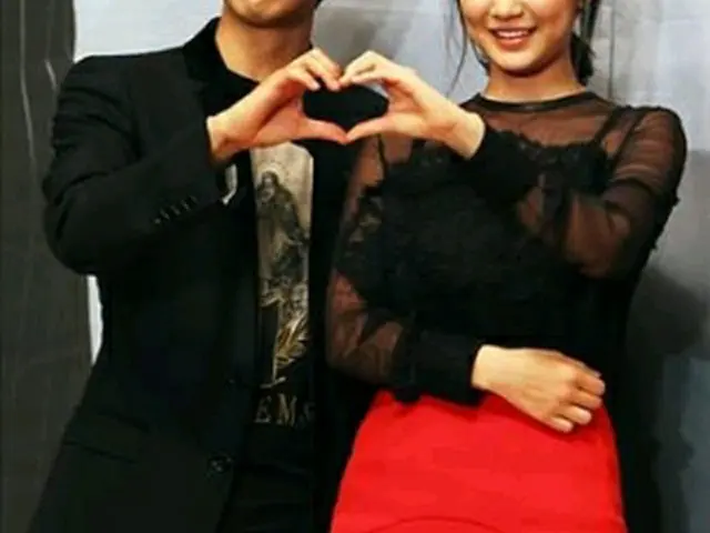 イ・スンギ（左）とシン・ミナ＝（聯合ニュース）