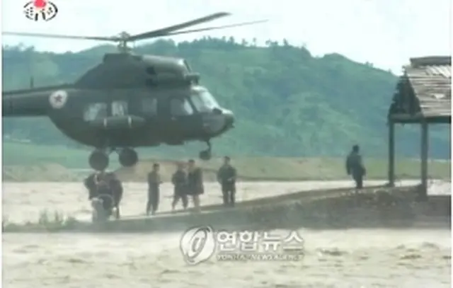 雨で孤立した北朝鮮住民を救助する軍用ヘリ（朝鮮中央テレビ、7月29日配信）＝（聯合ニュース）