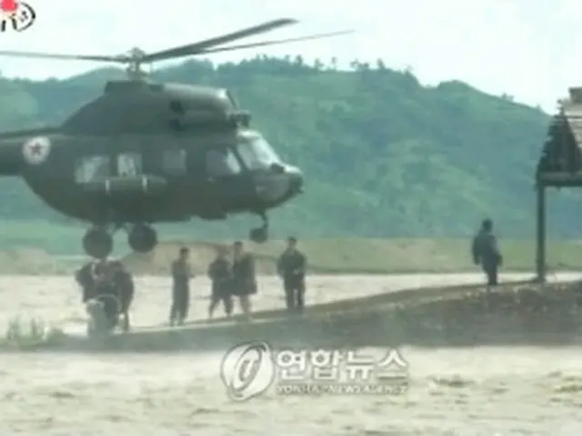 雨で孤立した北朝鮮住民を救助する軍用ヘリ（朝鮮中央テレビ、7月29日配信）＝（聯合ニュース）