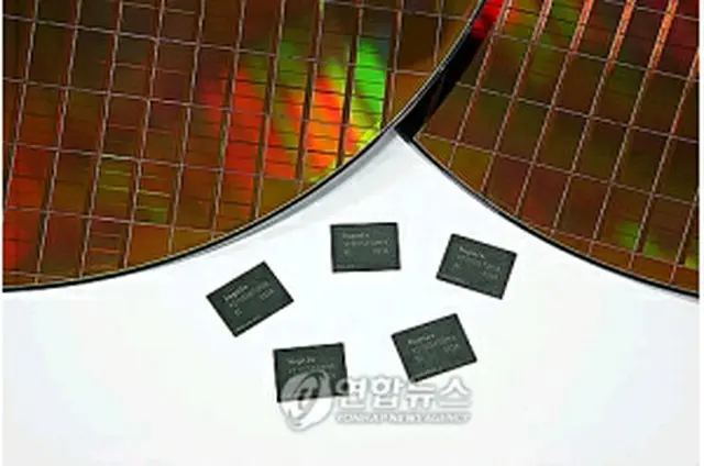 ハイニックスの20ナノメートルプロセス適用64ギガバイトNAND型フラッシュメモリー製品＝8日、ソウル（聯合ニュース）