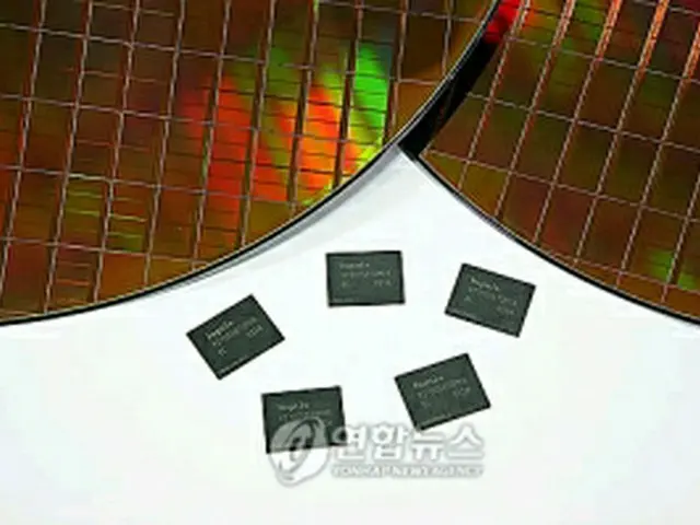 ハイニックスの20ナノメートルプロセス適用64ギガバイトNAND型フラッシュメモリー製品＝8日、ソウル（聯合ニュース）
