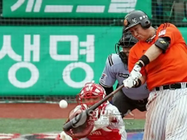 2回表中越えに9試合連続となる本塁打を放つ李大浩選手＝14日、光州（聯合ニュース）