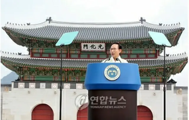 祝辞を述べる李明博大統領＝15日、ソウル（聯合ニュース）