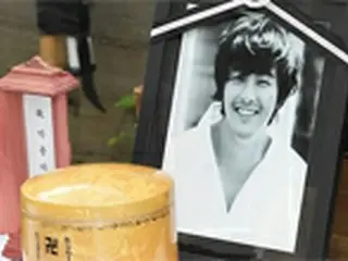 故パク・ヨンハ四十九日法要…家族や友人、ファンが参列する中しめやかに