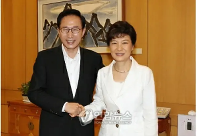 会合を終え、明るい表情で記念撮影する李大統領（左）と朴元代表＝22日、ソウル（聯合ニュース）