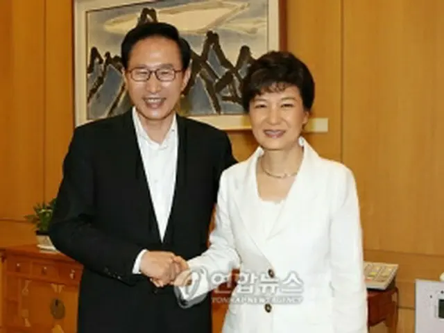 会合を終え、明るい表情で記念撮影する李大統領（左）と朴元代表＝22日、ソウル（聯合ニュース）