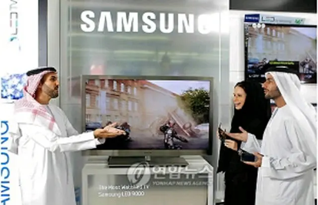 アラブ首長国連邦アブダビの電気店に並ぶサムスン電子製品（サムスン電子提供）＝24日、ソウル（聯合ニュース）