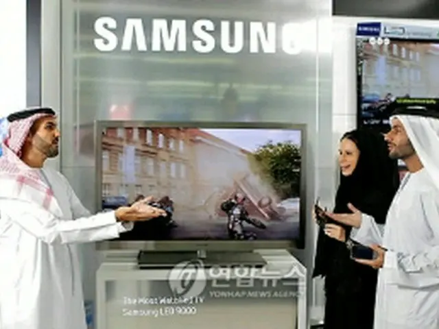 アラブ首長国連邦アブダビの電気店に並ぶサムスン電子製品（サムスン電子提供）＝24日、ソウル（聯合ニュース）