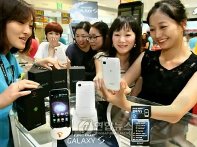 ギャラクシーＳは「スノーホワイト」カラー製品も発売。こちらも人気だ（サムスン電子提供）＝２２日、ソウル（聯合ニュース）