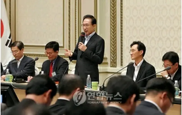 拡大秘書官会議で発言する李大統領＝27日、ソウル（聯合ニュース）