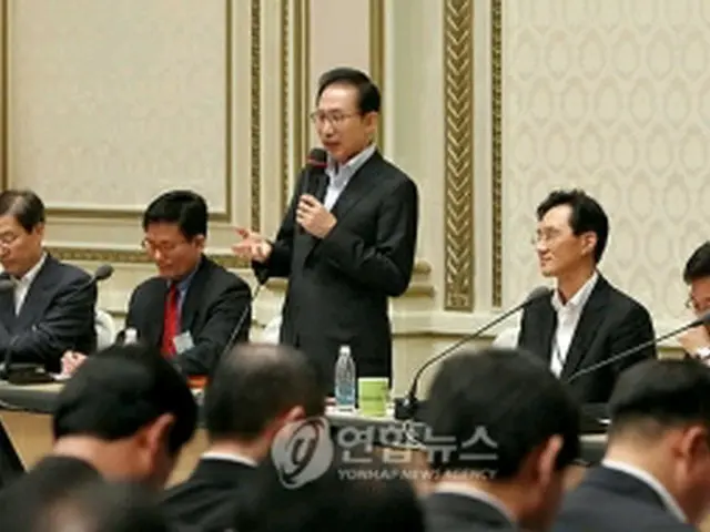 拡大秘書官会議で発言する李大統領＝27日、ソウル（聯合ニュース）