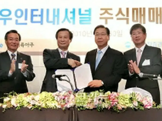 契約に署名した韓国資産管理公社の李哲徽（イ・チョルフィ）社長（左から3人目）とポスコの鄭俊陽（チョン・ジュンヤン）会長（右から3人目）＝30日、ソウル（聯合ニュース）
