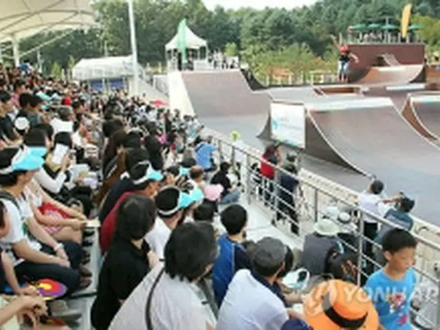 松岩スポーツタウンで４日に開催されたアクションスポーツＢ３（インラインスケート・ＢＭＸ・スケートボード）の様子＝４日、春川（聯合ニュース）