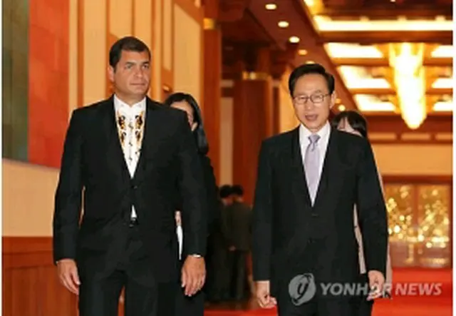 会談場に向かう李大統領（右）とコレア大統領（左）＝8日、ソウル（聯合ニュース）
