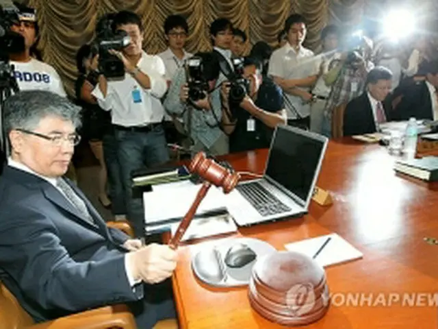 金融通貨委員会を主宰する金仲秀総裁=9日、ソウル(聯合ニュース)