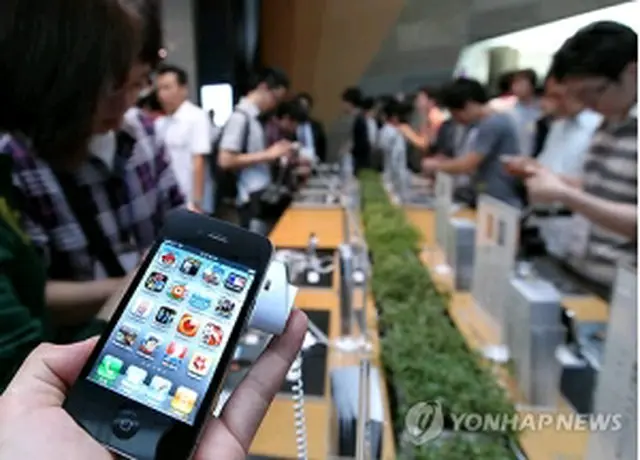 ＫＴの光化門社屋で「ｉＰｈｏｎｅ４」を体験する市民ら＝１０日、ソウル（聯合ニュース）