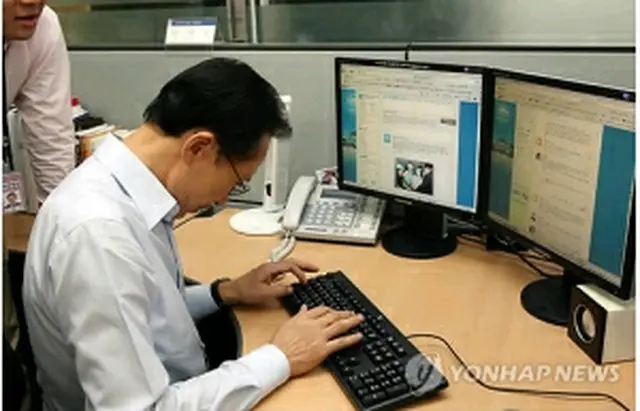 ツイッターに書き込む李大統領（青瓦台提供）＝20日、ソウル（聯合ニュース）