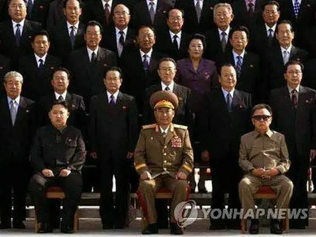朝鮮中央通信が公開した記念写真。前列左端が金ジョンウン中央軍事委員会副委員長＝30日、ソウル（聯合ニュース）