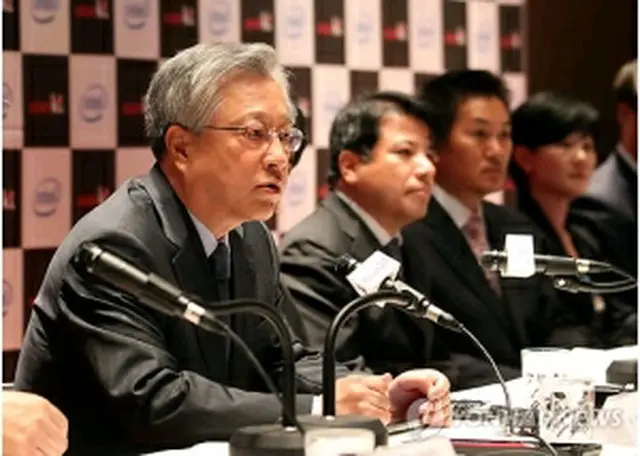 記者懇談会であいさつするKTの李錫采社長（左端）＝30日、ソウル（聯合ニュース）