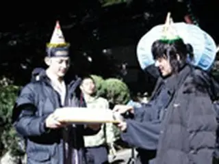 ユ・アイン 『成均館スキャンダル』ロケ地でサプライズバースデー