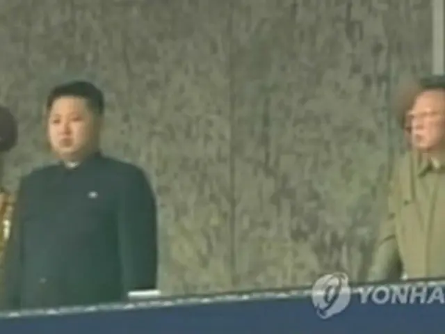 閲兵式を生中継した朝鮮中央テレビの映像＝10日、ソウル（聯合ニュース）