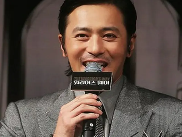 質問に答えるチャン・ドンゴン＝9日、釜山（聯合ニュース）