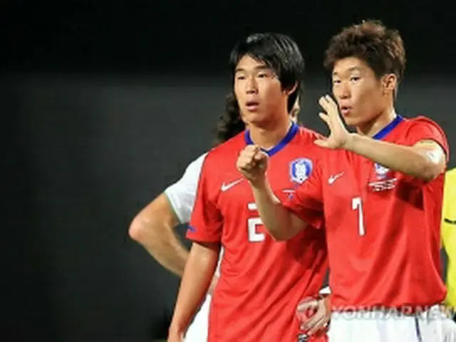 尹ビッカラム(左)を指導する朴智星。9月のイラン戦で=(聯合ニュース)