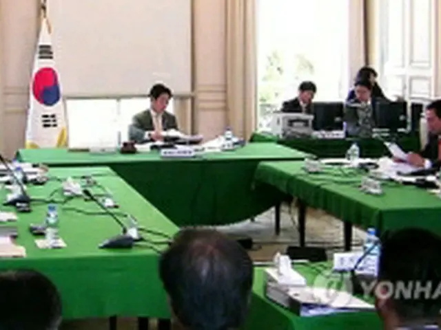 駐仏韓国大使館に対する国政監査のもよう＝１３日、パリ（聯合ニュース）