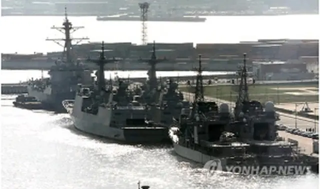 海軍釜山基地に停泊中の韓日米の艦艇＝１２日、釜山（聯合ニュース）