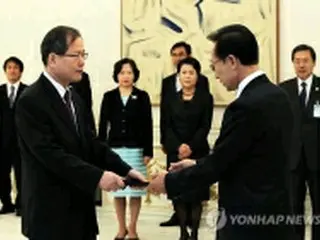 李大統領、千英宇外交安保首席秘書官に任命状授与