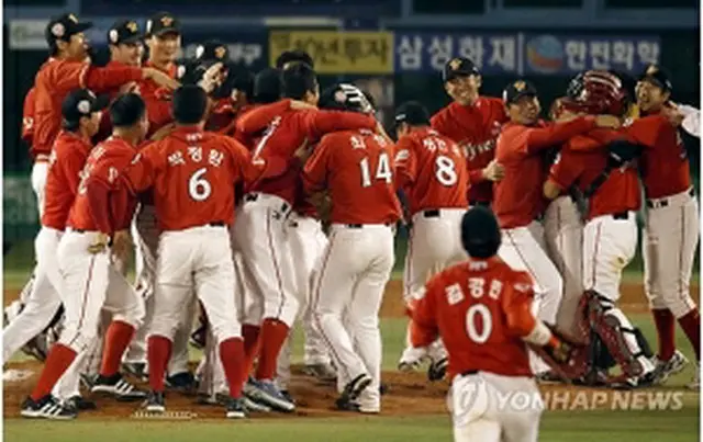 優勝を喜び合うSKの選手ら＝19日、大邱（聯合ニュース）