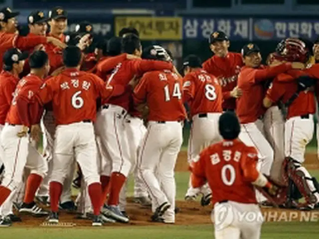優勝を喜び合うSKの選手ら＝19日、大邱（聯合ニュース）