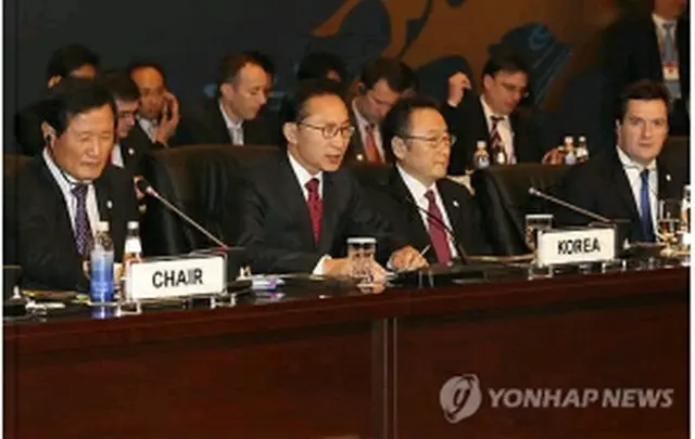 演説する李大統領（前列左から2人目）＝22日、慶州（聯合ニュース）