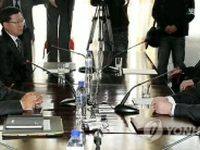 会談する大韓赤十字社の金竜賢事務総長（左）と北朝鮮の崔成益副委員長（共同取材団撮影）＝26日、開城（聯合ニュース）