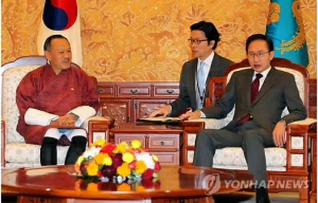 ティンレイ首相（左）と会談する李大統領＝27日、ソウル（聯合ニュース）