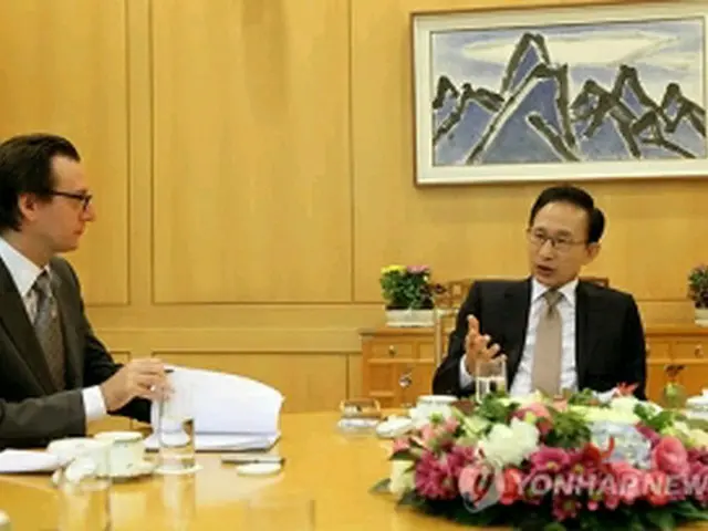 インタビューに応じる李大統領（青瓦台（大統領府）提供）＝29日、ハノイ（聯合ニュース）