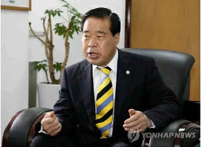 インタビューに応じる成百営尚州市長＝29日、尚州（聯合ニュース）
