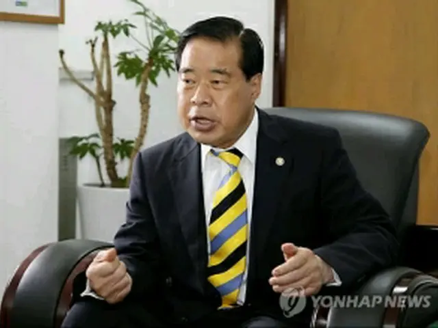 インタビューに応じる成百営尚州市長＝29日、尚州（聯合ニュース）