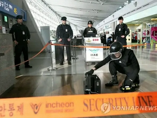 仁川空港で行われた、エックス線装備を利用した爆発物検査のデモンストレーションのようす＝１日、永宗島（聯合ニュース）