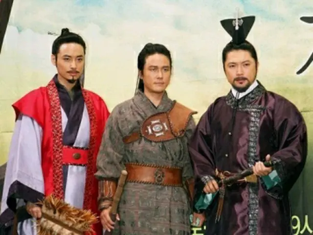 主演のカム・ウソン（中央）とアン・ジェモ（右）、イ・ジフン（左）＝1日、ソウル（聯合ニュース）