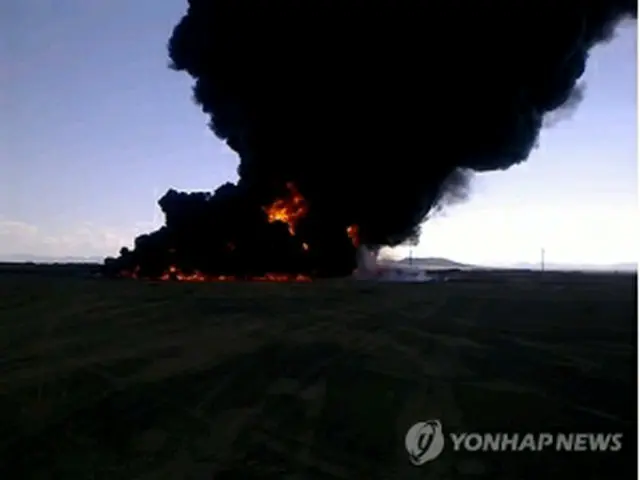 黒い煙が上がっている韓国石油公社所有の石油パイプライン＝（AFP＝聯合ニュース）