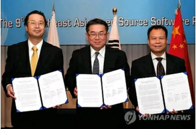 左から石黒局長、金政策官、陳司長＝3日、ソウル（聯合ニュース）