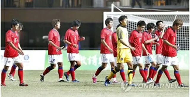 北朝鮮に敗れ、肩を落とす韓国の選手ら＝8日、広州（聯合ニュース）