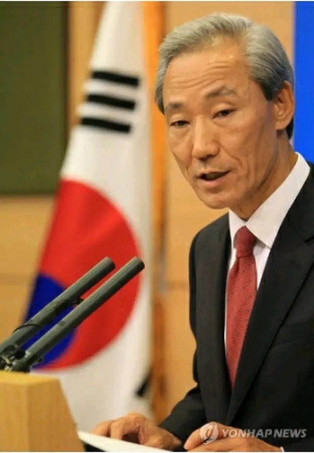 会見する金本部長＝8日、ソウル（聯合ニュース）