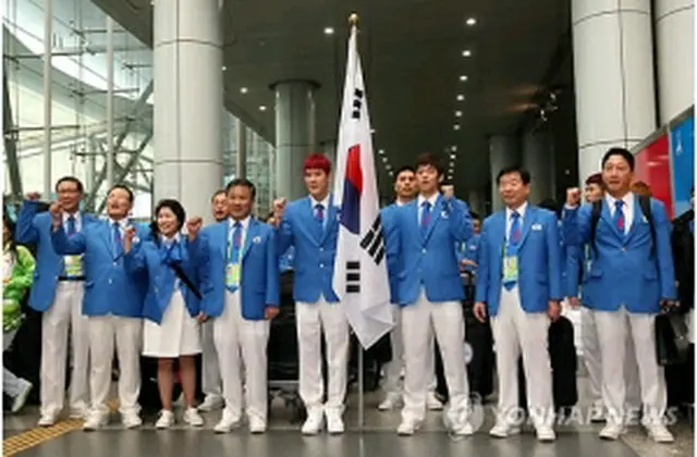 広州に到着した韓国選手団＝9日、広州（聯合ニュース）