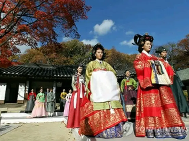 金潤玉夫人が準備する韓服ファッションショーのリハーサル＝９日、ソウル（聯合ニュース）