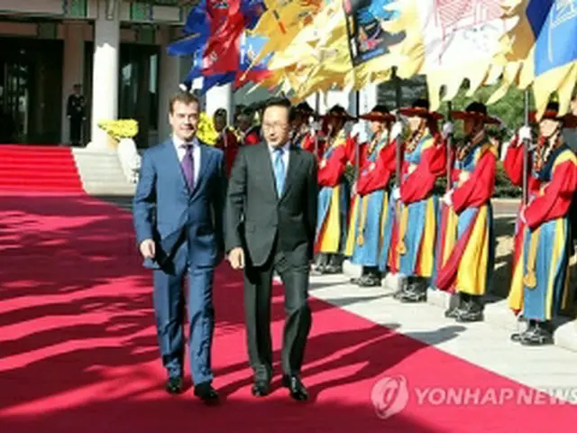 青瓦台（大統領府）で１０日午後、メドベージェフ大統領歓迎式が行われた＝１０日、ソウル（聯合ニュース）